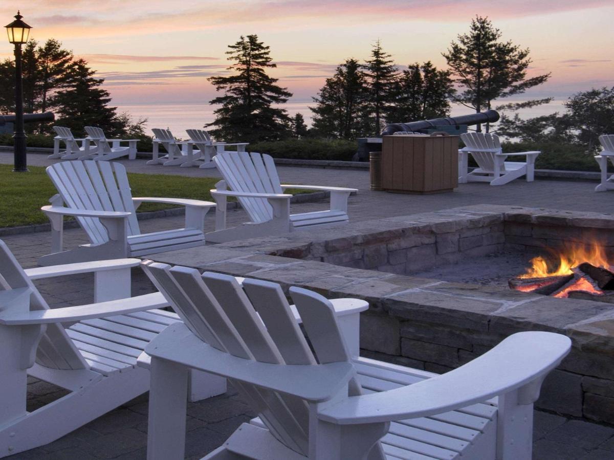 Отель Fairmont Le Manoir Richelieu Ла-Мальбе Экстерьер фото Adirondack chairs at the Ocean House