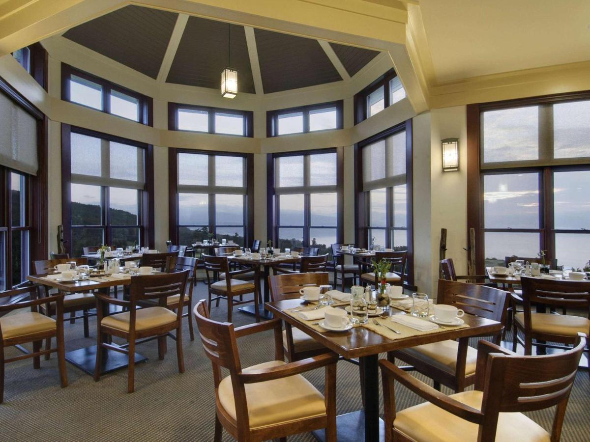 Отель Fairmont Le Manoir Richelieu Ла-Мальбе Экстерьер фото The restaurant at the top of the tower