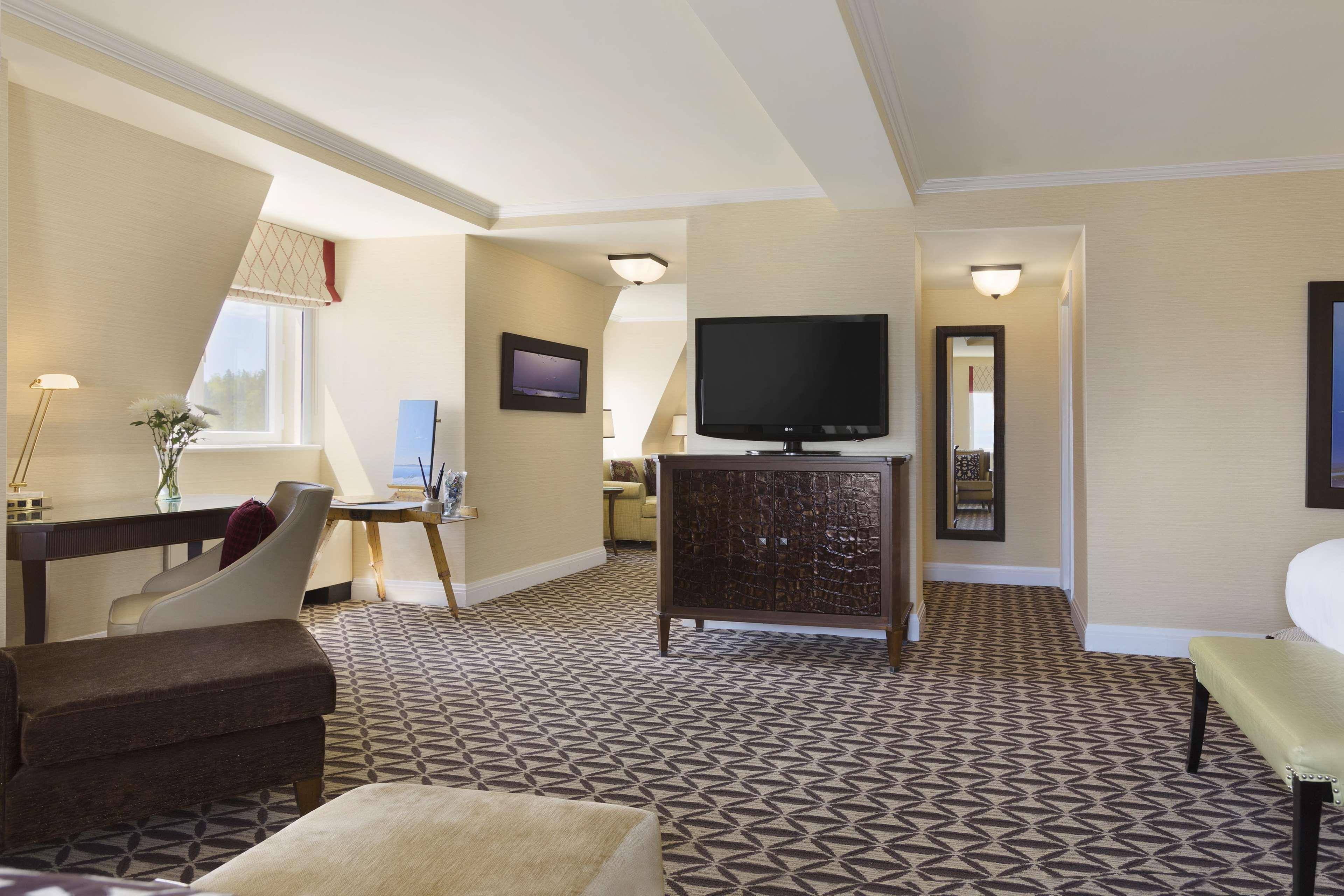 Отель Fairmont Le Manoir Richelieu Ла-Мальбе Экстерьер фото A suite at the Waldorf Astoria Washington DC