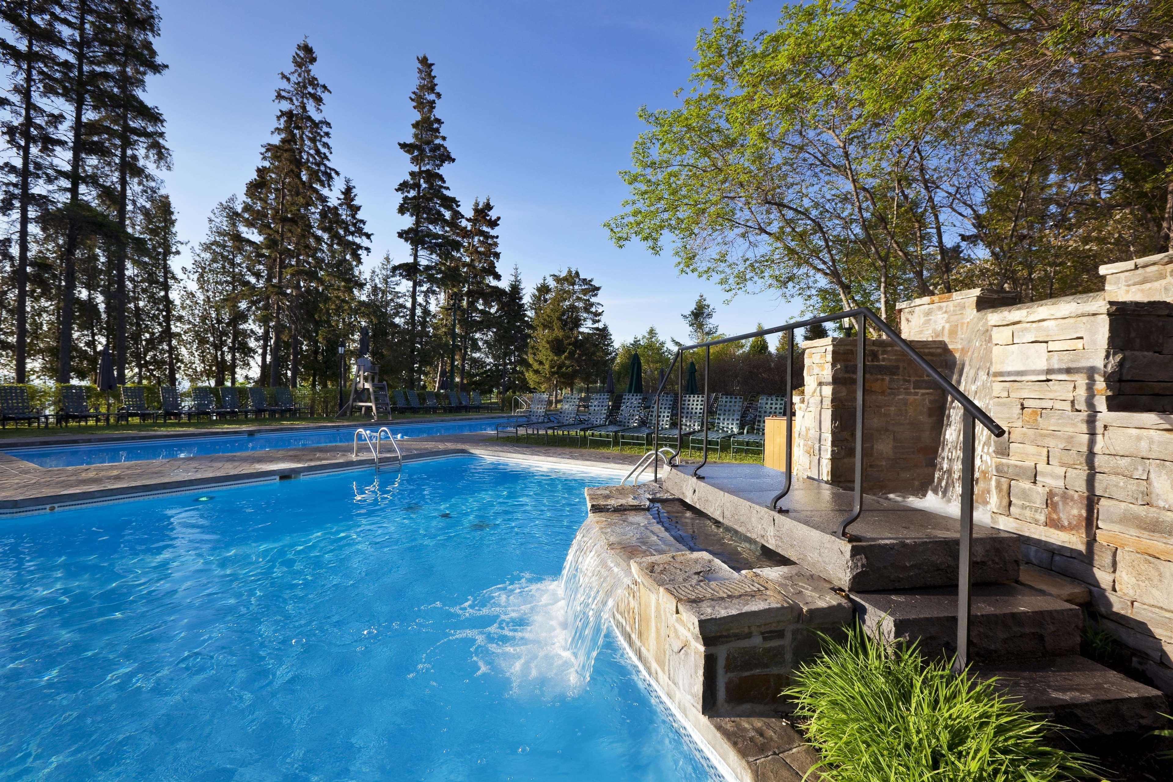 Отель Fairmont Le Manoir Richelieu Ла-Мальбе Экстерьер фото The outdoor pool at the spa