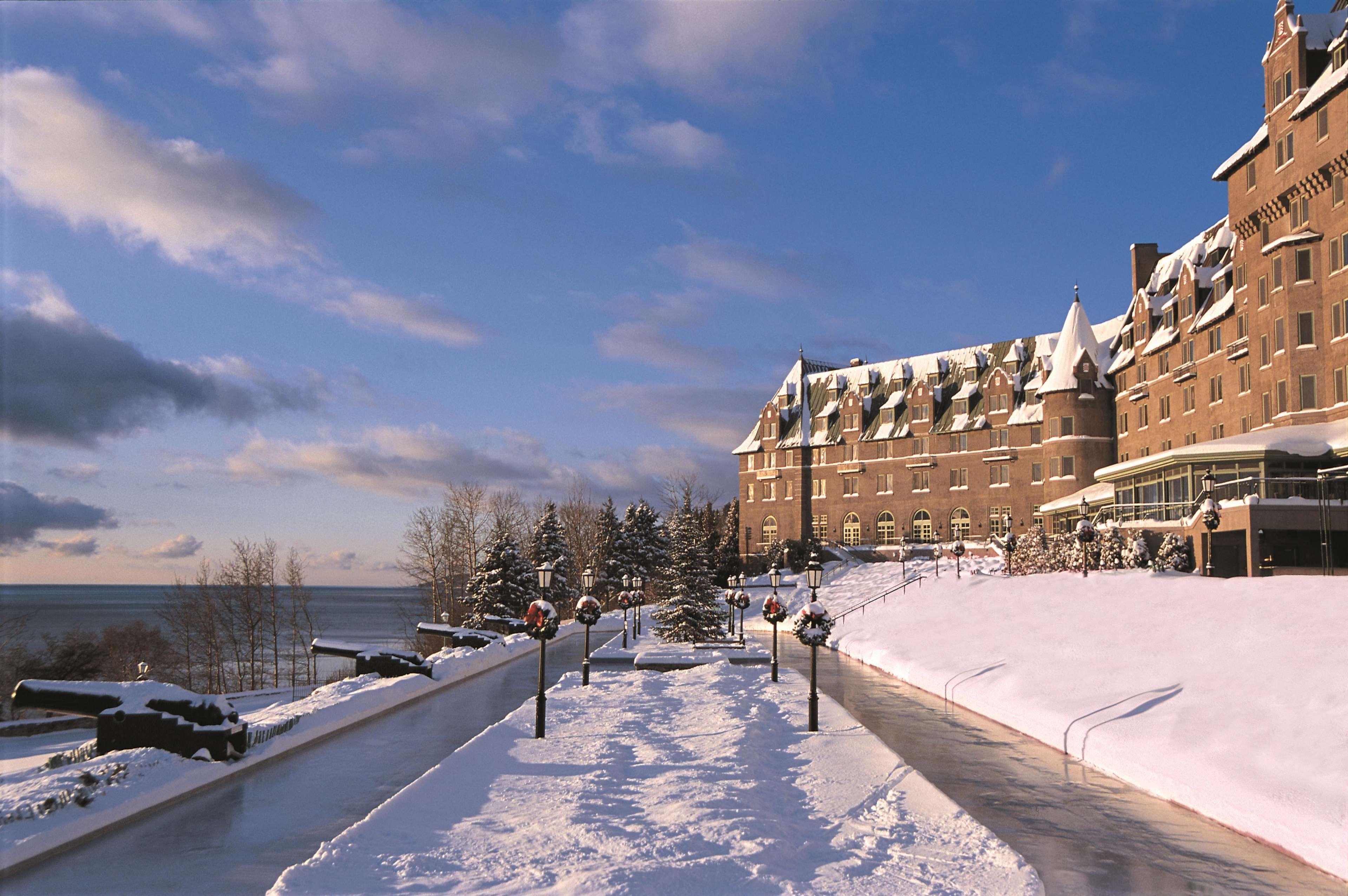 Отель Fairmont Le Manoir Richelieu Ла-Мальбе Экстерьер фото The hotel in winter