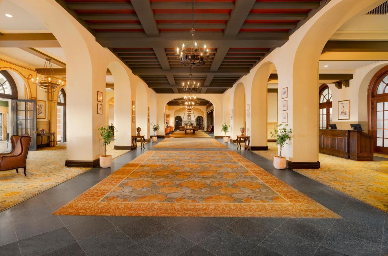 Отель Fairmont Le Manoir Richelieu Ла-Мальбе Экстерьер фото The lobby of the hotel