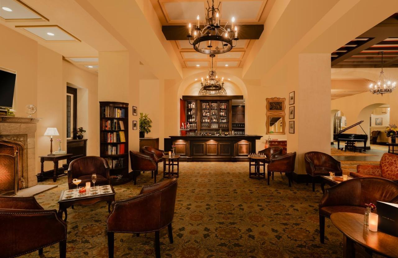 Отель Fairmont Le Manoir Richelieu Ла-Мальбе Экстерьер фото The Library Bar
