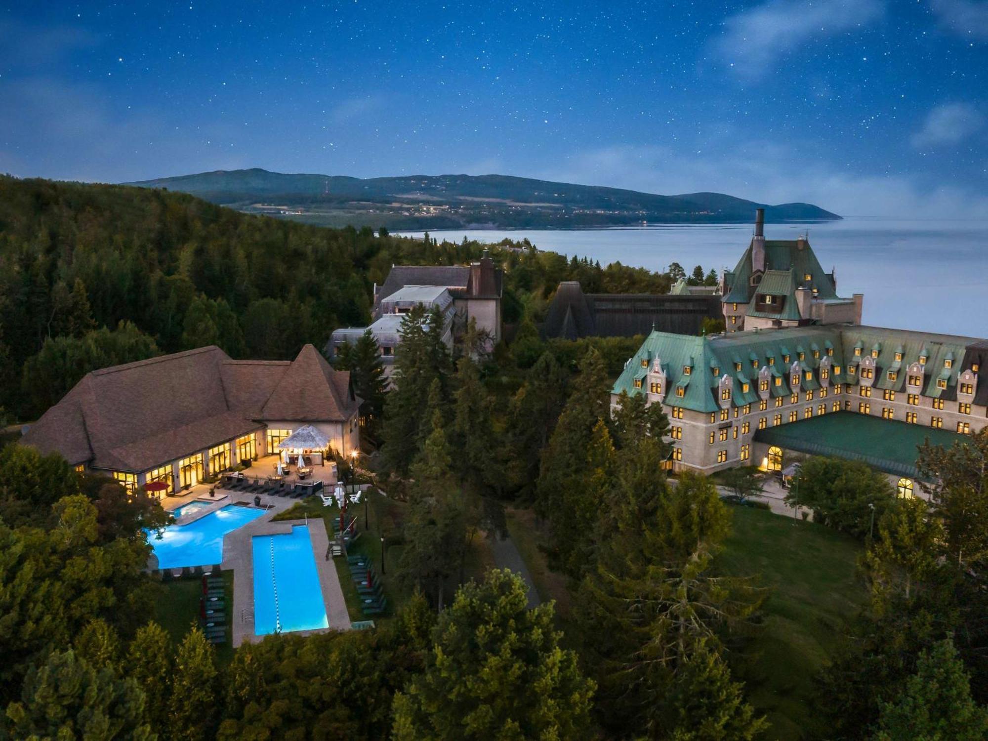 Отель Fairmont Le Manoir Richelieu Ла-Мальбе Экстерьер фото The resort at night